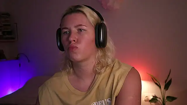 Snapshot of moonamii chatting on January 30, 2025, 5:17 pm moonamii online show from January 30, 2025, 5:17 pm