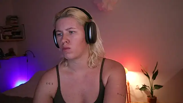 Snapshot of moonamii chatting on January 15, 2025, 4:32 pm moonamii online show from January 15, 2025, 4:32 pm