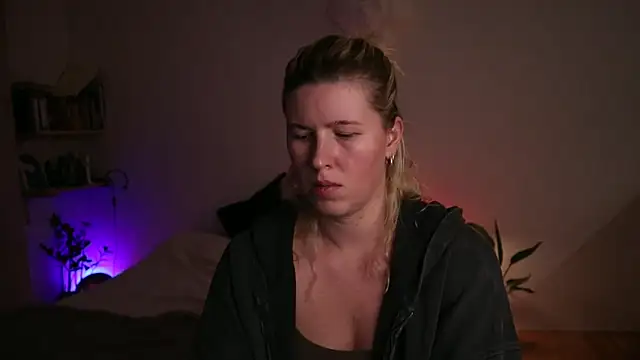 Snapshot of moonamii chatting on September 25, 2025, 5:52 pm moonamii online show from September 25, 2025, 5:52 pm