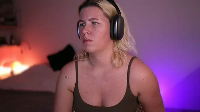 Snapshot of moonamii chatting on February 25, 2025, 7:06 pm moonamii online show from February 25, 2025, 7:06 pm