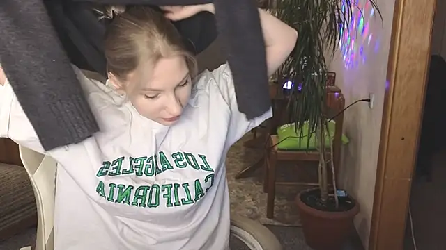 MiaKeler online show from March 6, 2025, 1:57 pm