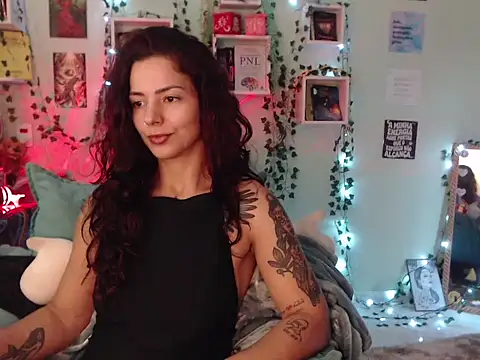 Snapshot of BeellyDance chatting on October 1, 2025, 6:12 pm BeellyDance online show from October 1, 2025, 6:12 pm