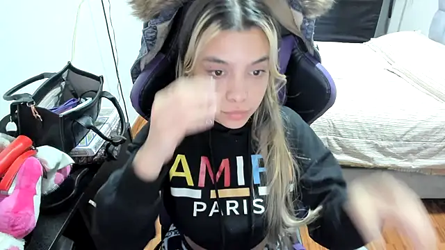 Snapshot of LuisaReyes_2911 chatting on September 27, 2025, 2:07 am LuisaReyes 2911 online show from September 27, 2025, 2:07 am