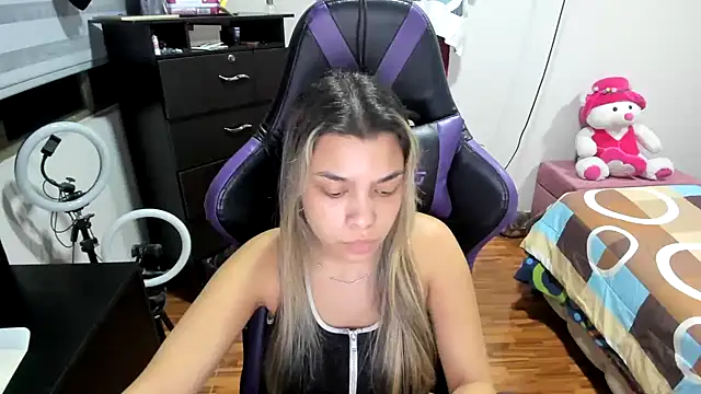 Snapshot of LuisaReyes_2911 chatting on December 16, 2024, 1:21 am LuisaReyes 2911 online show from December 16, 2024, 1:21 am