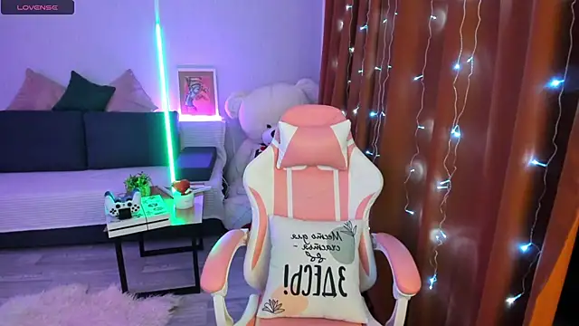 Snapshot of Queen_baby chatting on December 18, 2025, 1:22 am Queen baby online show from December 18, 2025, 1:22 am