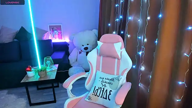 Snapshot of Queen_baby chatting on December 15, 2025, 2:39 am Queen baby online show from December 15, 2025, 2:39 am