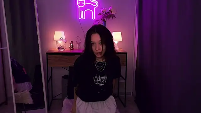 VivianLy  online show from February 16, 2025, 9:26 am