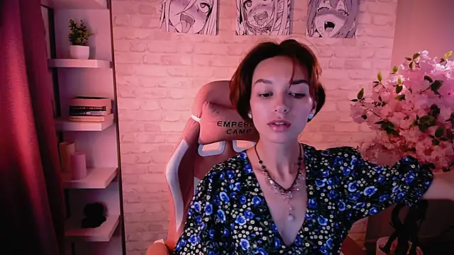 VivianLy  online show from September 10, 2025, 11:09 am