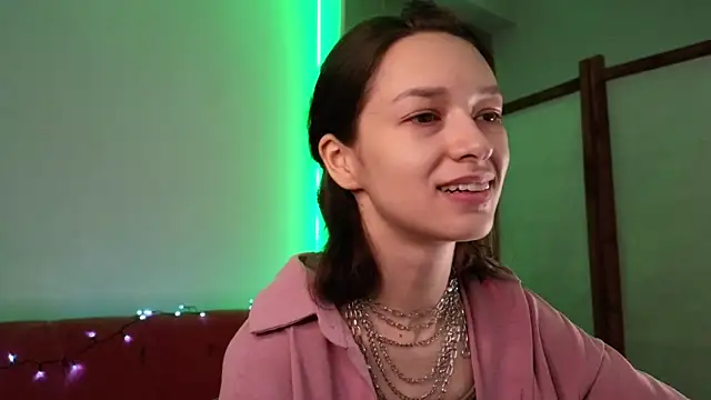 VivianLy  online show from February 28, 2025, 10:30 am