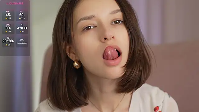 VivianLy  online show from February 7, 2025, 10:50 am