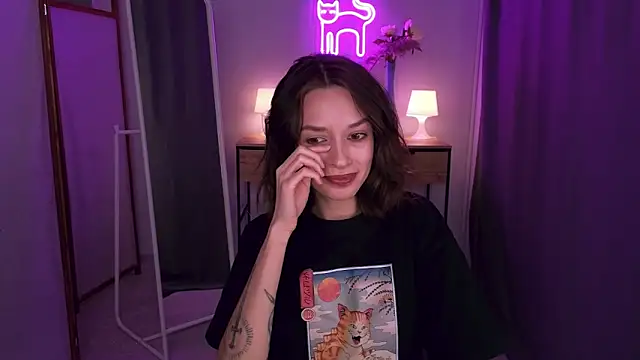 VivianLy  online show from February 14, 2025, 9:55 am