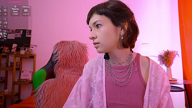 VivianLy  online show from March 13, 2026, 11:04 am