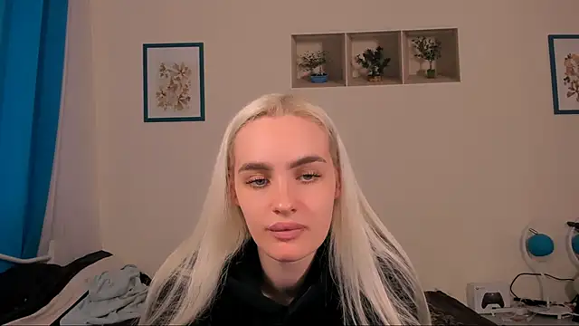 OliviaKisss online show from May 13, 2026, 1:07 pm