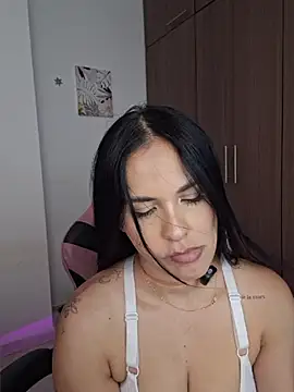 Snapshot of heyshaa chatting on April 14, 2026, 9:20 pm heyshaa online show from April 14, 2026, 9:20 pm
