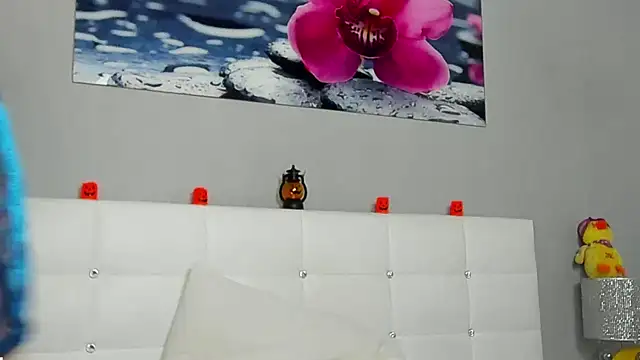 JuliaHunts online show from October 15, 2025, 10:56 am