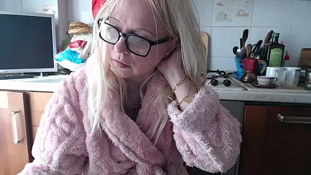 Snapshot of martachatte chatting on February 10, 2026, 10:47 am martachatte online show from February 10, 2026, 10:47 am