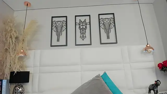 Rebeca jones online show from November 26, 2025, 12:49 pm