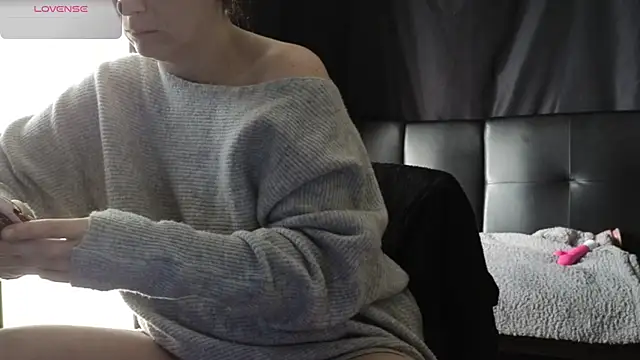 Mia G0ld online show from March 4, 2026, 2:25 pm