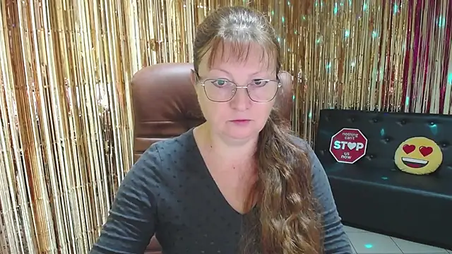 Snapshot of VanessaHotts chatting on September 17, 2025, 5:09 am VanessaHotts online show from September 17, 2025, 5:09 am