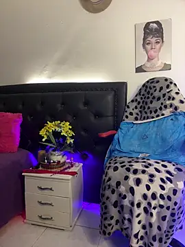 lonely shewolf online show from December 15, 2025, 4:02 pm