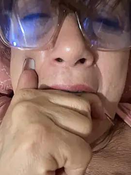 lonely shewolf online show from October 25, 2025, 3:28 am