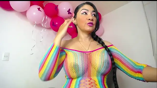 luzcastillo07 online show from September 12, 2025, 5:07 am