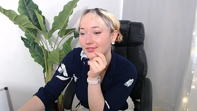 Crystal-dreamt online show from September 10, 2025, 10:36 am