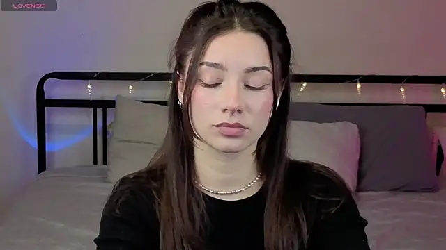 sinthiaroze online show from October 27, 2025, 7:26 pm