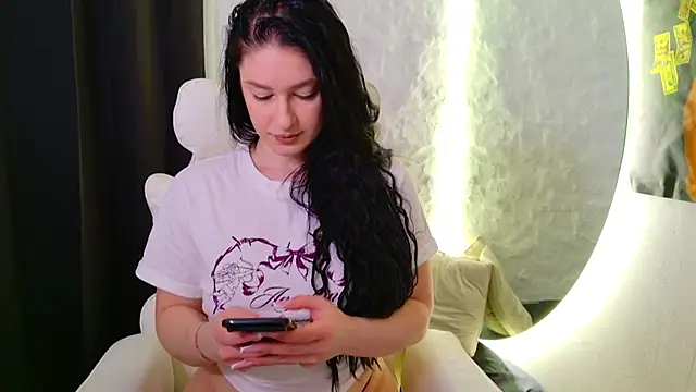 moniqque online show from November 21, 2025, 6:12 am