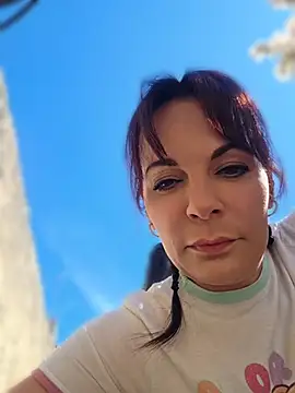 JuneLaFrenchie online show from April 17, 2026, 1:58 pm