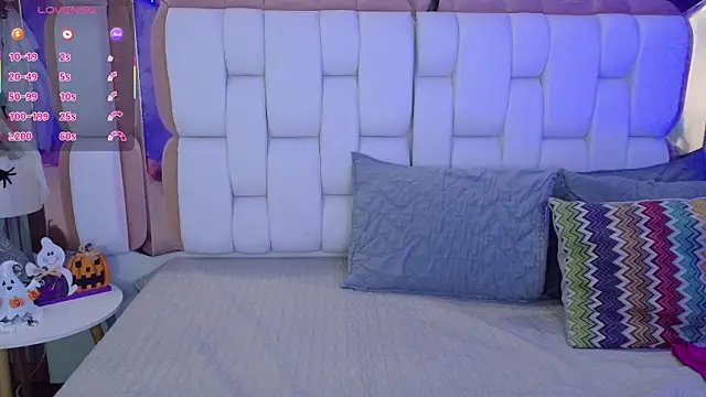 valkiria moore online show from October 15, 2025, 8:17 pm