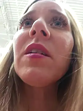 SkyelarSommer online show from December 16, 2025, 2:49 am