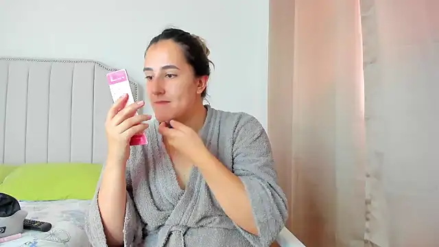 Snapshot of Hanna86 chatting on October 27, 2025, 4:08 pm Hanna86 online show from October 27, 2025, 4:08 pm