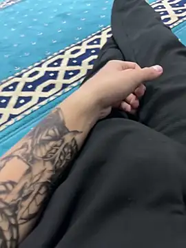 Snapshot of Aden_P2 chatting on November 27, 2025, 10:43 pm Aden P2 online show from November 27, 2025, 10:43 pm