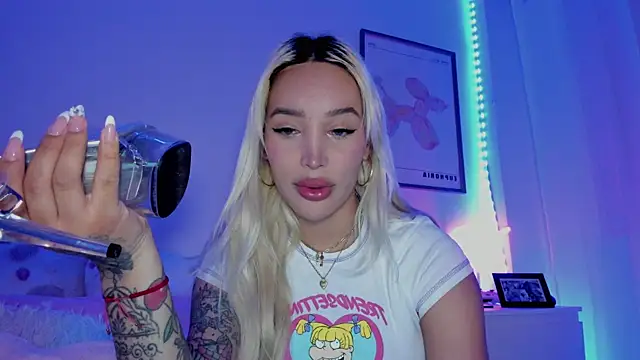 Snapshot of _viioletweekend_ chatting on March 12, 2025, 9:35 pm viioletweekend online show from March 12, 2025, 9:35 pm