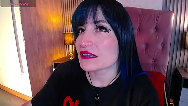 Snapshot of alicia_moom chatting on April 21, 2026, 7:53 pm alicia moom online show from April 21, 2026, 7:53 pm