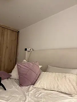 Bella cutte  online show from December 1, 2025, 11:16 pm