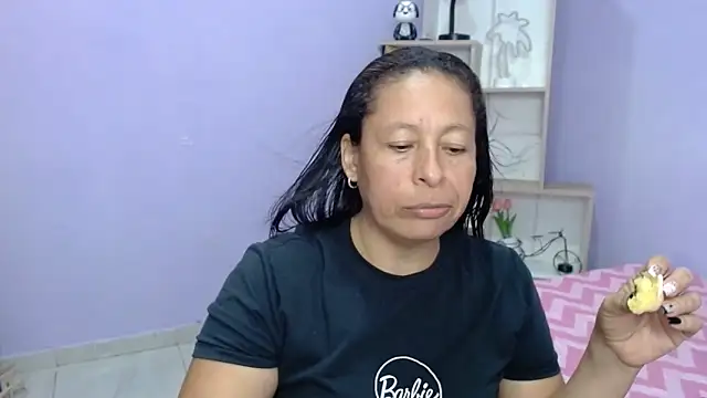 Snapshot of mature_martina chatting on October 24, 2025, 11:37 pm mature martina online show from October 24, 2025, 11:37 pm