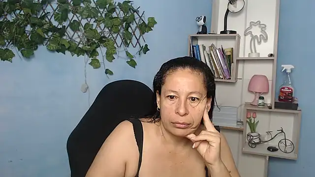 Snapshot of mature_martina chatting on December 21, 2025, 9:22 am mature martina online show from December 21, 2025, 9:22 am