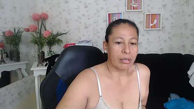 Snapshot of mature_martina chatting on March 21, 2025, 6:18 pm mature martina online show from March 21, 2025, 6:18 pm