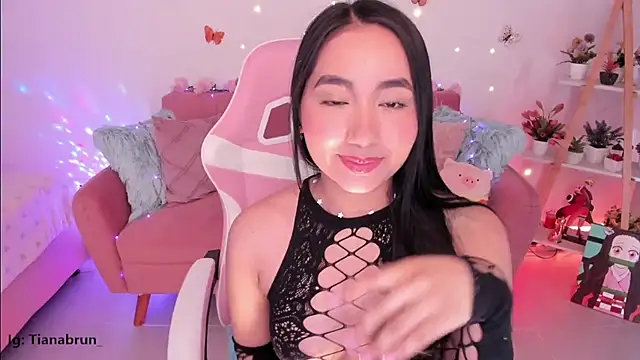 Snapshot of Zara_uwu_ chatting on October 6, 2025, 11:33 am Zara uwu online show from October 6, 2025, 11:33 am