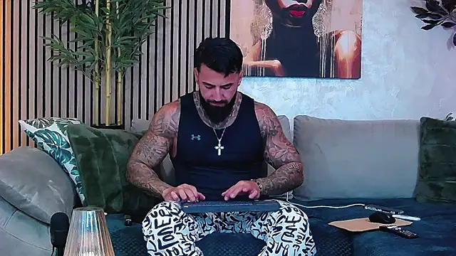 masterkingofmusclee online show from May 18, 2026, 8:13 pm