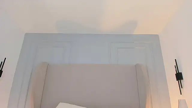 chloe d online show from April 19, 2026, 6:10 pm