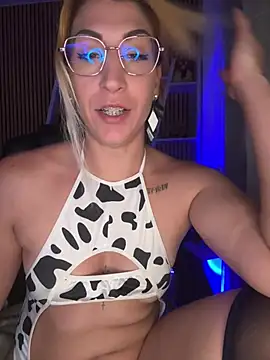 sofiah  online show from April 18, 2026, 8:09 pm