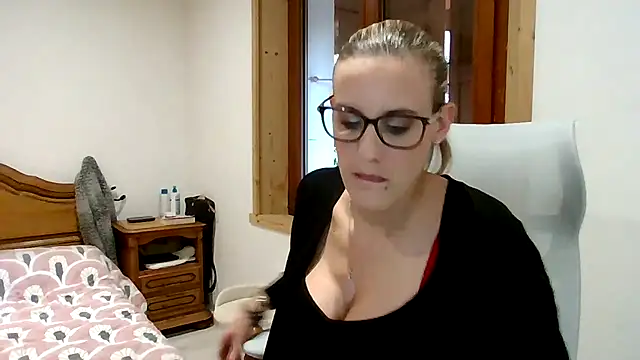 Madame Callie online show from December 17, 2025, 2:11 pm