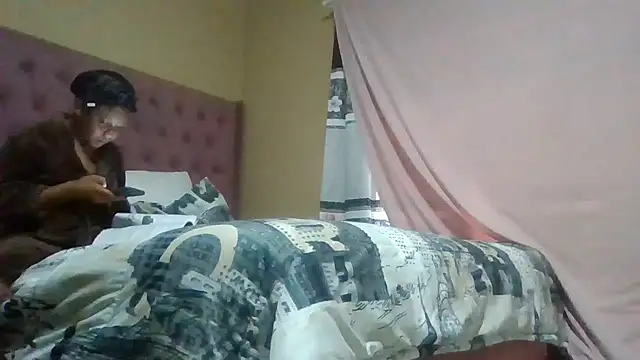 Snapshot of ShooingBunch chatting on November 25, 2025, 12:27 pm ShooingBunch online show from November 25, 2025, 12:27 pm