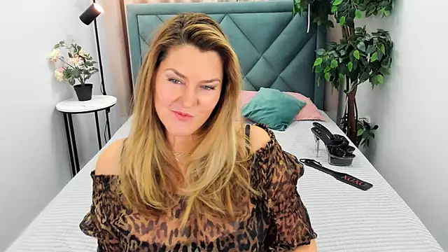 Adele Russo online show from September 14, 2025, 4:18 pm