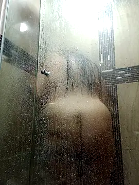 lucia vonne  online show from October 15, 2025, 7:00 pm