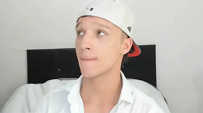 angelcortes online show from December 24, 2024, 2:01 pm