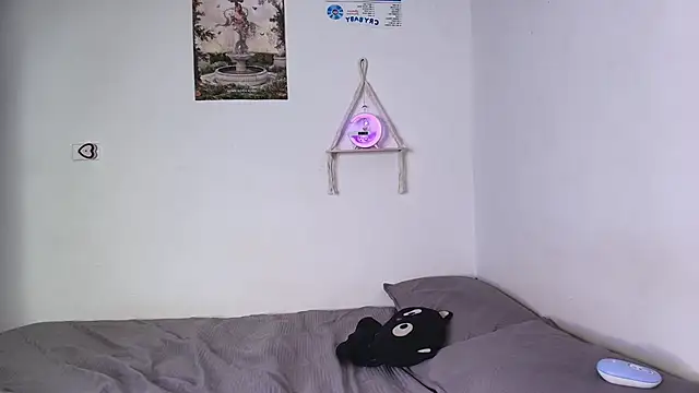 yungelitamor  online show from March 14, 2025, 5:05 am